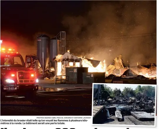  ?? PHOTOS AGENCE QMI, PASCAL GIRARD ET ANTOINE LACROIX ?? L’intensité du brasier était telle qu’on voyait les flammes à plusieurs kilomètres à la ronde. Le bâtiment serait une perte totale.