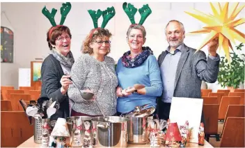  ?? FOTO: NORBERT PRÜMEN ?? Der harte Kern der „Grünköhler“bereitet sich auf das traditione­lle Grünkohl-Essen vor: Edith Lamm (von links), Klaudia Suffner, Brigitte Podorf und Michael Haarmann.