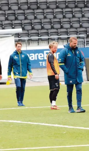  ??  ?? FRYKT: Jan Frode Nornes (midten) frykter skader i et tett kampprogra­m. Her fikk Joshua Kitolano en smell på treningen i forrige uke.