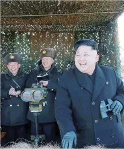  ?? Ansa ?? Il sorriso del giaguaro Kim Jong-un con i suoi generali durante un test