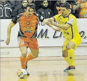  ?? FOTO: LNFS ?? Mínguez (Aspil Vidal Ribera Navarra) conduce el balón ante Xitao (Gran Canaria FS)