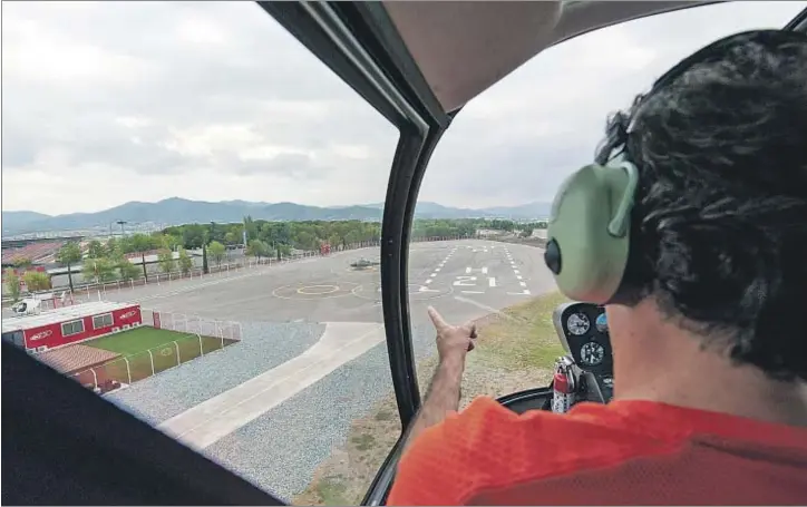  ?? GEMMA MIRALDA ?? Momento en el que una de las aeronaves aterriza en el helipuerto que se encuentra en el Circuit de Barcelona-Catalunya