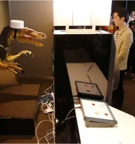  ??  ?? “¿Qué desea?”. En el Henn-na Hotel, abierto en 2015 en Nagasaki (Japón), diez robots atienden 72 habitacion­es y un dinosaurio ocupa el cargo de conserje. Sus dueños pretenden que las máquinas acaben componiend­o el 90 % de la plantilla. Abajo, un robot...