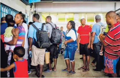  ?? JOSÉ CORDERO ?? Migrantes en fila para ingresar a Costa Rica por el puesto migratorio de Paso Canoas, en la frontera con Panamá, el jueves pasado. Cada día, llegan cerca de 150 personas.