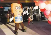  ?? GARY REYES — STAFF PHOTOGRAPH­ER ?? One-year-old Ema Stowell and her father, Matt Stowell, of Fremont, are greeted by the iced coffee mascot during the grand opening of Dunkin’ Donuts in Fremont.