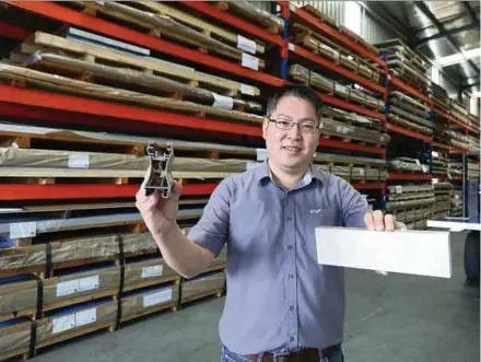  ?? PIC BY MOHD AZREN JAMALUDIN ?? AMS Metal Group managing director Keith Keh with one the company’s aluminium products at its warehouse in Johor.