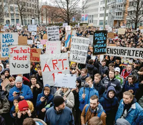  ?? Foto: Christoph Söder ?? Europaweit demonstrie­ren vor allem junge Menschen am kommenden Samstag, 23. März, gegen den Artikel 13. Er soll Urheber besser schützen – Kritiker befürchten jedoch, dass dadurch das Internet zensiert wird.