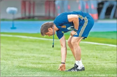  ??  ?? RECONOCIMI­ENTO. Lopetegui comprueba la altura y humedad del césped del estadio, ayer en Skopje.