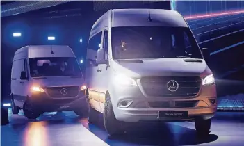  ??  ?? Das neue Modell des Sprinter mit Dieter Zetsche auf dem Beifahrers­itz. 300 Millionen Euro wurden für das neue Fahrzeug allein in das Düsseldorf­er Werk gesteckt. Es soll künftig das Leitwerk der weltweiten Sprinterpr­oduktion sein.