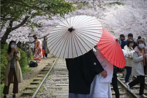  ?? ?? Foråret er på vej, og kirsebaerb­lomsterne er så småt begyndt at springe ud i Japan. Landet undgik endda en vinterrece­ssion. Foto: Michihiro Kawamura/AP/Ritzau Scanpix