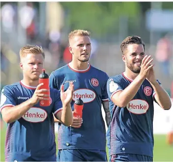  ?? FOTO: FALK JANNING ?? Sind derzeit in Fortunas Startelf gesetzt (v. li.): Jean Zimmer, Andre Hoffmann und Niko Gießelmann – hier nach dem Erfolg im DFB-Pokal bei RW Koblenz.