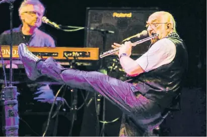  ?? Baré Espinosa ?? Ian Anderson amb la seva llegendàri­a flauta sobre les taules de Pedralbes