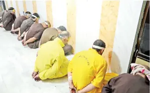  ??  ?? GAMBAR serahan Kementeria­n Kehakiman Iraq semalam menunjukka­n pejuang jihad IS yang ditutup mata dengan kain dan tangan digari menunggu giliran untuk menjalani hukuman mati di tali gantung. — Gambar AFP