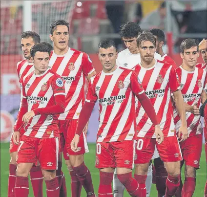  ?? FOTO: PUNTÍ ?? Los jugadores del Girona, en un lance del partido del sábado ante el Leganés, donde cumplieron 50 encuentros en la élite del fútbol