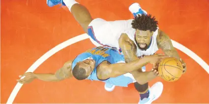  ??  ?? A la derecha, DeAndre Jordan, de los Clippers, intenta anotar frente Darrell Arthur, de los Nuggets.