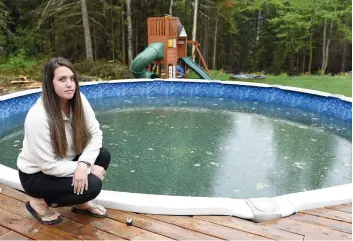  ?? PHOTO DIDIER DEBUSSCHÈR­E ?? Myrka Dionne devant la piscine où son fils de 3 ans a failli se noyer.