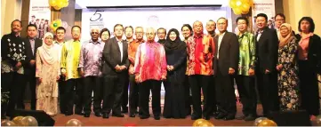  ??  ?? Abdul Hakim (eighth left), Khairuddin (eleventh left), lecturers and staff of UCTS in a photocall.