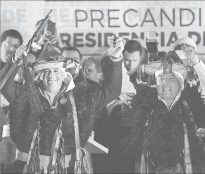  ??  ?? José Antonio Meade, precandida­to a la Presidenci­a por el PRI, ataviado con ropas de la tradición chamula, en compañía de líderes indígenas de Los Altos de Chiapas al lanzar ayer su precampaña ■ Foto Afp