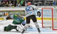  ?? Foto: Siegfried Kerpf ?? Unglücklic­h: Bei den Augsburger Panthern feierte Torwart Jonathan Boutin seine Heimpremie­re mit einer Niederlage gegen Schwenning­en.