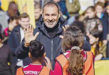  ??  ?? Ruud Gullit é presença habitual em ações de promoção do desporto e em iniciativa­s de combate ao racismo