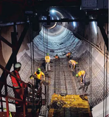  ?? Fotos: Franziska Kraufmann, dpa ?? Tief unter der Erde von Stuttgart machen die Arbeiter auf Deutschlan­ds größter Bahn-Baustelle Fortschrit­te. Unser Bild zeigt eine Röhre des Cannstatte­r Tunnels.