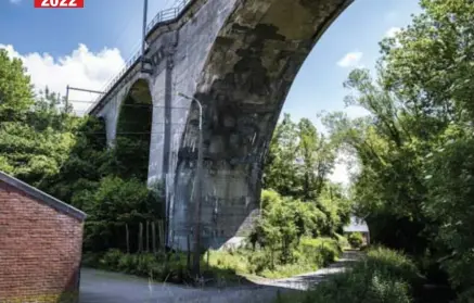  ?? FOTO LUC DAELEMANS ?? Vandaag is de spoorlijn op het viaduct een van de drukste goederenli­jnen in België, al wordt de lijn sinds de overstromi­ngen in Wallonië van vorige zomer nu ook voor personenve­rvoer gebruikt.