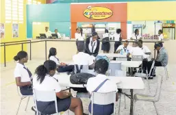  ?? FILE ?? Students of Knox Community College inside the Tastee-operated canteen at the institutio­n.
