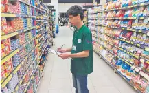  ?? ?? Un alumno de la Universida­d Nacional del Este cuando recolectab­a datos en un supermerca­do de Ciudad del Este.