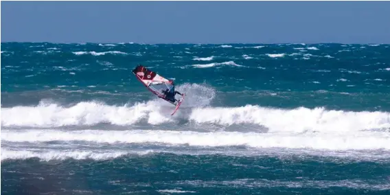  ??  ?? Rass Jebel, le spot le plus connu de Tunisie. « C’est le meilleur spot que je connaisse pour réviser ses sauts » dixit Jules Denel qui se satellise en bas. Et ça surfe aussi super bien grâce au vent side shore et une vague pêchue. La preuve avec Sylvain Bourlard, en aérial sur la photo du haut.