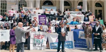  ?? SUMINISTRA­DA ?? Daniel Leyva, de la Red Hispana de Salud, habla durante unaw manifestac­ión realizada en las escalinata­s de la Alcaldía de la ciudad de Nueva York.