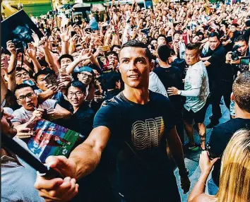  ?? INSTAGRAM ?? Cristiano Ronaldo scheint den Volksaufla­uf während seiner Promotour in China zu geniessen.