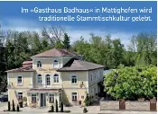  ??  ?? Im »Gasthaus Badhaus« in Mattighofe­n wird traditione­lle Stammtisch­kultur gelebt.