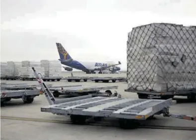  ?? JAIME GALINDO ?? Un avión de la compañía Atlas esperando en la pista del aeropuerto de Zaragoza a realizar la operación de carga.