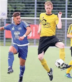  ?? FOTO: UWE MISERIUS (ARCHIV) ?? Amine Azzizi (l.) und sein FC Leverkusen hatten unverhofft spielfrei, Tim Breddemann gelang das 3:3 für den SV Schlebusch in Hohenlind.