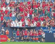  ??  ?? EL SADAR. Los jugadores celebran el gol con la grada.