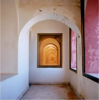  ??  ?? L’HÔTEL LES ROSTEMIDES, à Ghardaïa, construit sur un ancien fort français, abrite dans ses deux cours intérieure­s une palmeraie et une grande piscine.
LES CHAMBRES de l’hôtel disposent toutes d’un balcon-loggia avec vue au- delà de la travée de la façade.