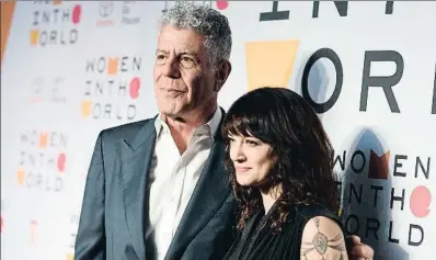  ?? ANGELA WEISS / AFP ?? Asia Argento, con el fallecido chef Anthony Bourdain, su novio, quien, según ella, le aconsejó pagar