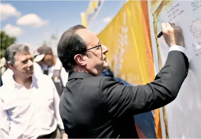  ?? FOTO AFP ?? Los presidente­s Juan Manuel Santos y François Hollande visitaron las zona veredal de Caldono, en Cauca, para verificar cómo se implementa el proceso de paz.