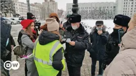  ??  ?? Eine Gruppe Journalist­en wird von der Polizei im russischen Chabarowsk kontrollie­rt