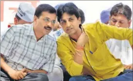  ?? SONU MEHTA/HT FILE ?? Delhi chief minister Arvind Kejriwal (left) with Kumar Vishwas.