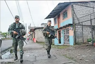  ?? GUSTAVO GUAMÁN / EXPRESO ?? Patrullaje­s. Los controles militares y policiales siguen inalterabl­es en los cantones de San Lorenzo y Eloy Alfaro.