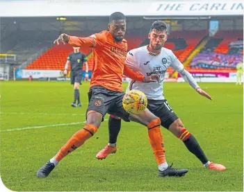  ??  ?? United’s Rakish Bingham holds off the challenge of Thistle’s Reece Cole