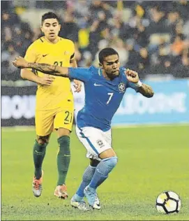  ?? FOTO: EFE ?? Douglas Costa, jugando con Brasil en el amistoso contra Australia el pasado día 13