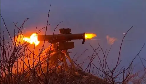  ?? ?? Die Ukraine leidet unter Munitionsm­angel.