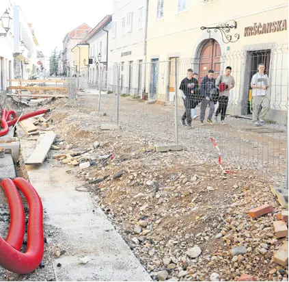  ?? ?? U Karlovcu se doista možete nauživati kisika. Nažalost, trenutačno ne i hodajući ulicama Zvijezde na putu prema Trgu bana Josipa Jelačića, jer se kao dio karlovačke aglomeraci­je planirano i neplaniran­o obnavlja