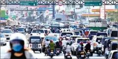  ?? HEAN RANGSEY ?? Motorists on a busy road in Phnom Penh’s Meanchey district.