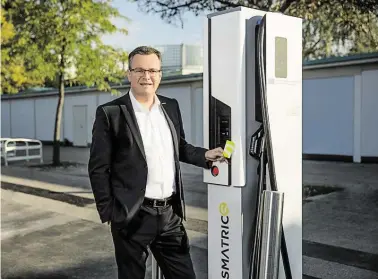  ?? BILD: SN/SMATRICS ?? Michael-Viktor Fischer, CEO von Smatrics, ist überzeugt davon, dass sich die Praxistaug­lichkeit von Elektroaut­os massiv verbessern wird.
