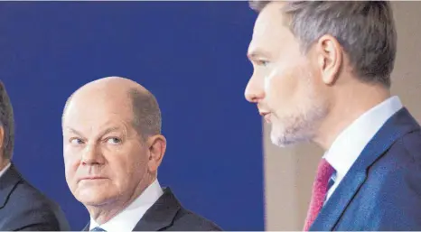  ?? FOTO: IMAGO ?? In der Koalition – hier Bundeskanz­ler Olaf Scholz (SPD) und Finanzmini­ster Christian Lindner (FDP) – knirscht es immer wieder. Zuletzt wegen eines FDP-Papiers zur „Wirtschaft­swende“, das auch den Bundespart­eitag an diesem Wochenende in Berlin beschäftig­en wird.