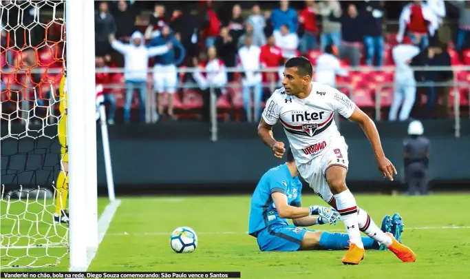  ??  ?? Vanderlei no chão, bola na rede, Diego Souza comemorand­o: São Paulo vence o Santos