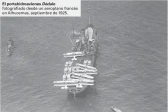  ??  ?? El portahidro­aviones Dédalo fotografia­do desde un aeroplano francés en Alhucemas, septiembre de 1925.